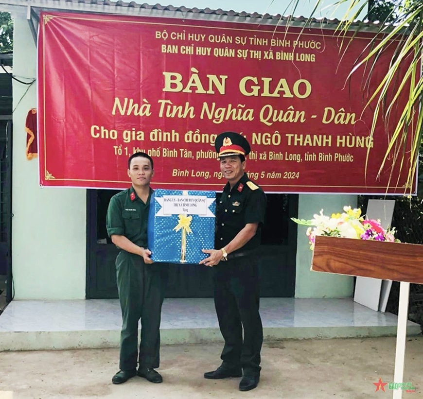 Trao nhà “Tình nghĩa quân - dân” tặng gia đình chiến sĩ khó khăn